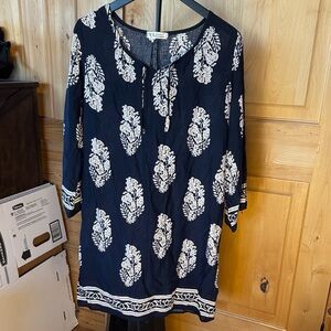 Elegant Black and Cream Tunic Top